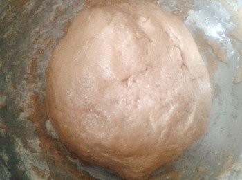 step3: 在枱上塗一層薄薄的油，放麵糰在上，搓麵糰約十分鐘，可加少許麵粉如麵粉太濕 （做麥包的麵糰會較白麵包較濕，是正常的）