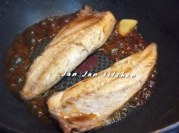 step2: 倒入調味料，快速翻動兩面沾上醬汁，直至汁液收乾。