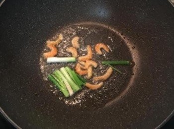 step3: 起油鍋，爆香蔥段和蝦米後，