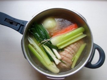 step3: 加入所有蔬菜材料、龍骨及適量的水，煮滾後，蓋上鍋蓋，開始小火熬煮，時間約1小時。