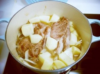 step5: 放入馬鈴薯塊略炒後倒入約蓋過材料的水!!蓋上鍋蓋小火煮約10-20分鐘:)