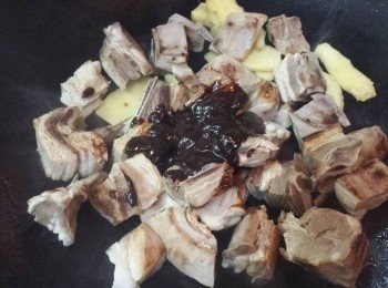 step5: 放入羊腩爆香，然後放入所有<span class="group_2">醬料</span>翻炒片刻。