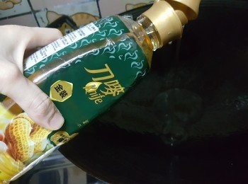 step3: 生鐵鑊洗淨燒熱，倒入適量刀嘜橄欖花生油煮熱