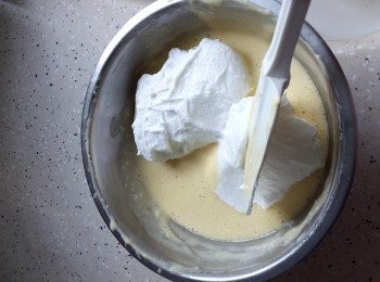 step6: 將1/3旦白霜加入步驟5內,以膠刮用切拌法混合一起