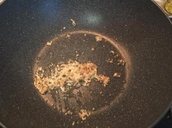 step3: 原鍋再放少許香油，爆香薑和蒜末