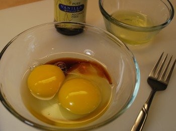 step2: 在小碗裡將雞蛋、蛋黃與香草精混合均勻