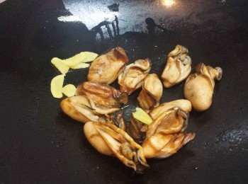step3: 放上金蠔，慢火煎至一面金黃。