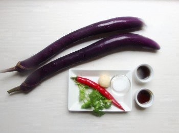 step1: 準備材料。預先煮一鍋熱水,水滾後加入白醋備用中...另外準備一大湯碗冰塊水備用。