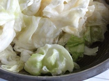 step3: 用冷開水把菜葉上的鹽份洗去,瀝乾水份