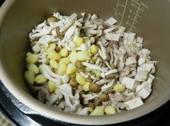 step4: 加入菇類跟銀杏快炒