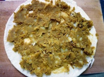 step5: 把薯泥鋪上餅皮，