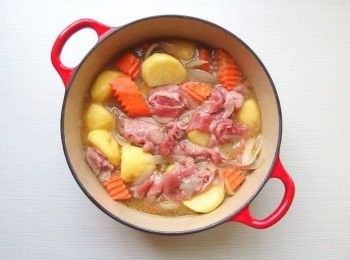 step5: 加入牛肉雪花片，稍作拌炒後再加入米酒，到酒精揮發後，放入味醂,醬油,高湯。