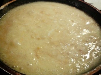 step3: 另一個鍋，加粟米湯蓉，半罐清水及調味料（鹽，糖，白胡椒粉）拌勻煮滾，然後加一隻雞蛋到湯中， 用筷子拌勻，再加入太白粉水， 令湯收汁即成！