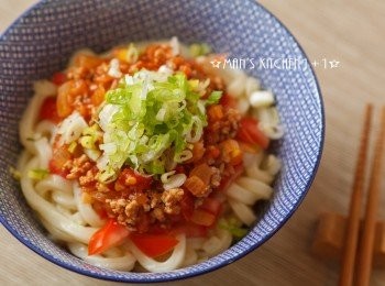 step5: 最後，將肉醬淋在麵上再灑上少許的蔥花就完成了。