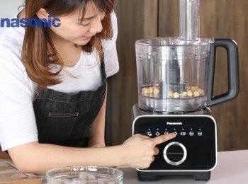 step1: 將榛子放入Panasonic食物處理器以預設模式4 (醬料) 模式打成碎粒。