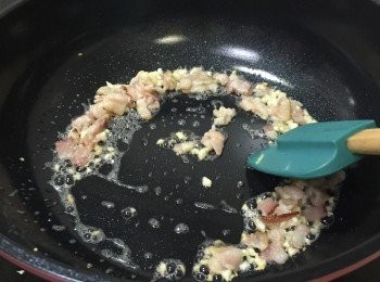 step2: 燒熱油鍋子，(少許油即可，因煙肉會出油) 加入蒜蓉及煙肉碎快炒至熟透後先上碟