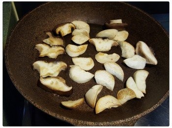 step1: 熱鑊放入雞脾菇煎至兩面金黃備用 (不用加油)