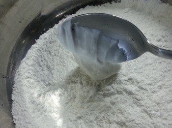 step13: 將已經焗過的澄麵加入糯米粉中