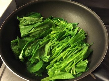 step4: 下油先炒軟菠菜, 再盛起備用