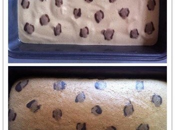 step4: 烘焙容器也是要乾爽，這次用長方形模型，所以底部我加了烘焙紙。把麵糊倒入。倒入麵糊后拿起模型，往桌子敲幾下消泡。
留下一大匙麵糊，加入半小匙可可粉均勻，裝少許進擠花袋，畫上自己喜歡的造型。