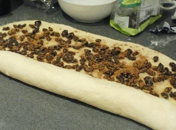 step8: 由較長一邊捲起，捲實成長條形。封口處用手指緊密捏合