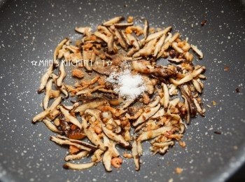 step2: 起油鍋，將蒜末、蝦米、香菇與油蔥酥爆香後加入鹽和白胡椒粉拌炒。