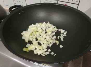 step1: 易潔鑊下一湯匙油中火爆洋蔥致半透明