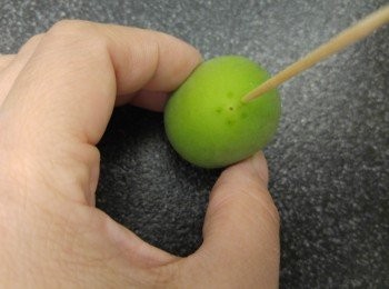 step5: 在尖位拮5至6個孔。