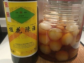 step7: 慢慢倒入兩枝桂花陳酒。