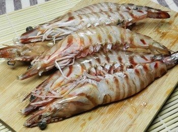 step1: 野生大明蝦真的好大一隻，我打開包裹後，差一點尖叫!!!!隻隻飽滿厚實!!好想馬上咬一口!!