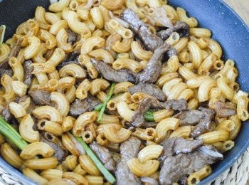 step4: 再加入牛肉和青蔥，再炒一炒即成！