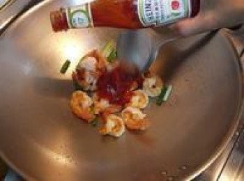 step3: 番茄醬鮮下油鍋炒香，再加入過油後的蝦球燴煮一下，鹽巴調味。