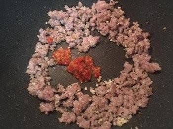 step6: 接著加入蒜蓉辣椒醬拌炒，