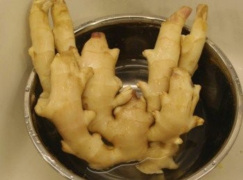 step3: 3. 子薑用小刀刮去薑皮，切薄片。