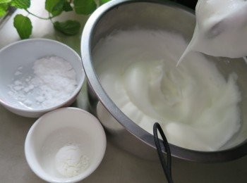 step10: 當蛋白打到見有紋路出現後,加入最後3份1糖霜及1茶匙粟粉拌勻,用慢速打到蛋白幼滑企身