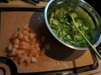 step2: 青瓜切薄片, 醃30分鐘

蝦仁灼熟(水中可加少計鹽), 切粒