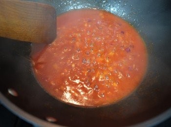 step5: 加入所有蕃茄醬汁材料煮滾便可。