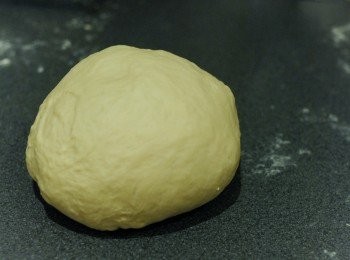 step4: 在工作枱灑上麵粉。大力搓麵糰約十分鐘，麵糰太乾可加點水，太濕可加點麵粉。搓至麵糰表面平滑及有韌性