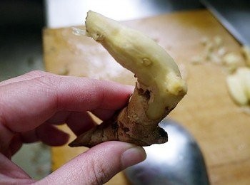 step3: 整根仍完整如初接著看要拍碎它或者切片都可以 薑皮不用全去除唷，只要去除環結的髒污或者是比較髒的地方，用薑最好別削皮，才不會太燥熱！ 照片是示範用湯匙真的好好刮，所以多刮了一些^^