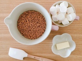 step1: 先在平底鍋上，用小火牛油。