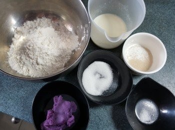 step1: 預備好所有材料:
中筋麵粉(可做4個饅頭)75g ,酵母半茶匙  ,牛奶30g  ,砂糖8g  ,鹽1/4茶匙 ,紫薯蓉40g