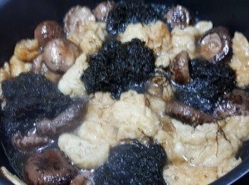 step9: 再加入處理過的發菜(將發菜一卷卷的加入才不會易散開),水滾後用慢火炆15分鐘