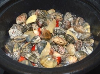 step3: 放入海瓜子，大火翻炒。