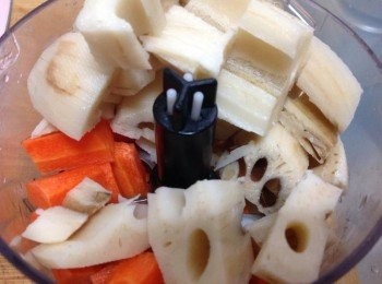step2: 蓮藕、紅蘿蔔切碎