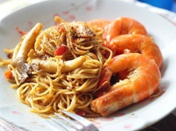 step4: 起鍋後，灑上義大利香料、七味唐辛子、起司粉更棒喔!