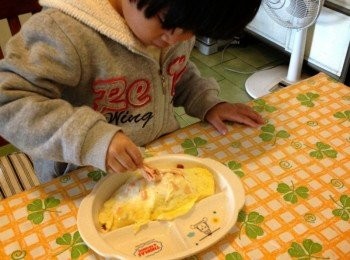 step1: 因為要讓李子自己作自己的<span class="group_3">飯</span><span class="group_3">飯</span>，所以我挖了她說『好，他吃的完的<span class="group_3">飯</span>量』 然後拌上香鬆和碎培根，讓李子自己自係的拌勻後，蓋上<span class="group_1">蛋包</span>