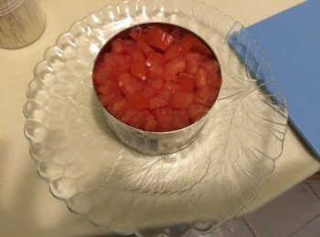 step2: 把三文魚粒混和拌入紅洋葱、日本豉油、柚子醋及黑胡椒，全部材料拌勻。
此外牛油果加沙津醬拌勻備用。
然後每層材料放入模內（1.牛油果、2.三文魚、3.蟹棒、4.蕃茄），最後放上少許紫菜。