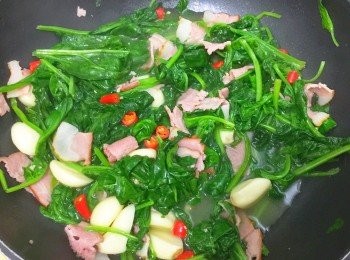 step4: 之後再落菠菜，加溫水或上湯，將菠菜煮熟