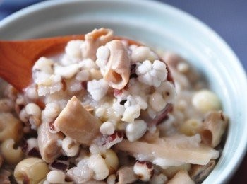 step4: 四神湯的藥材可以通通食用，而且健脾止瀉、收澀止帶、寧心安神還能善食慾不振、慢性腹瀉、疲倦乏力、婦女白帶過多、心神不寧等症狀，加上健康糙米，也可以當正餐享用!