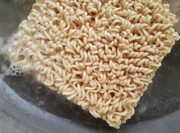step2: 將泡麵先川燙兩分鐘備用